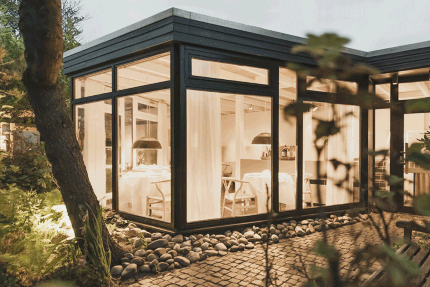 Der Wintergarten des Hotel Haus Norderney lädt zum Verweilen ein.