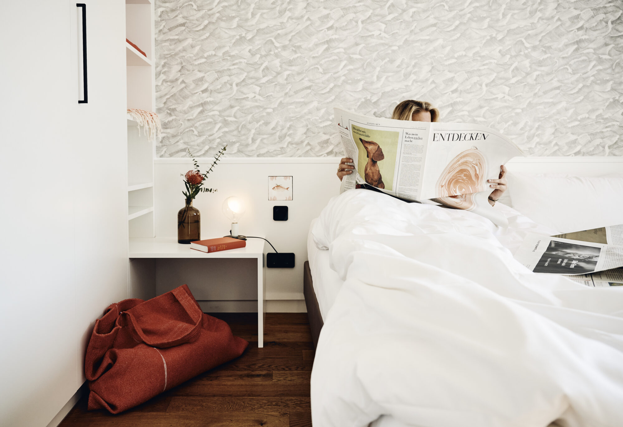 Urlaub im Haus am Meer auf Norderney - ausschlafen und Zeitung lesen im Bett.