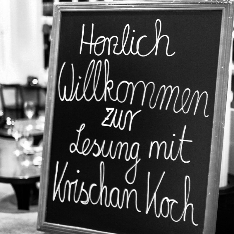 Willkommenstafel im Eingangsbereich der Marienhöhe zur Ankündigung einer Lesung.