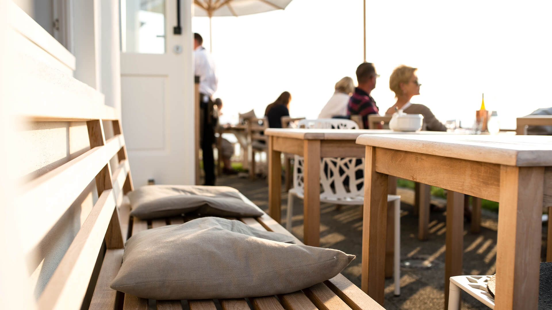 Ein Sonnenplatz auf der Terrasse rund um den Pavillon der Marienhöhe Norderney.