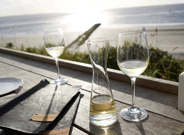 Speisen & Getränke in der Marienhöhe Norderney - Wein auf der Terrasse