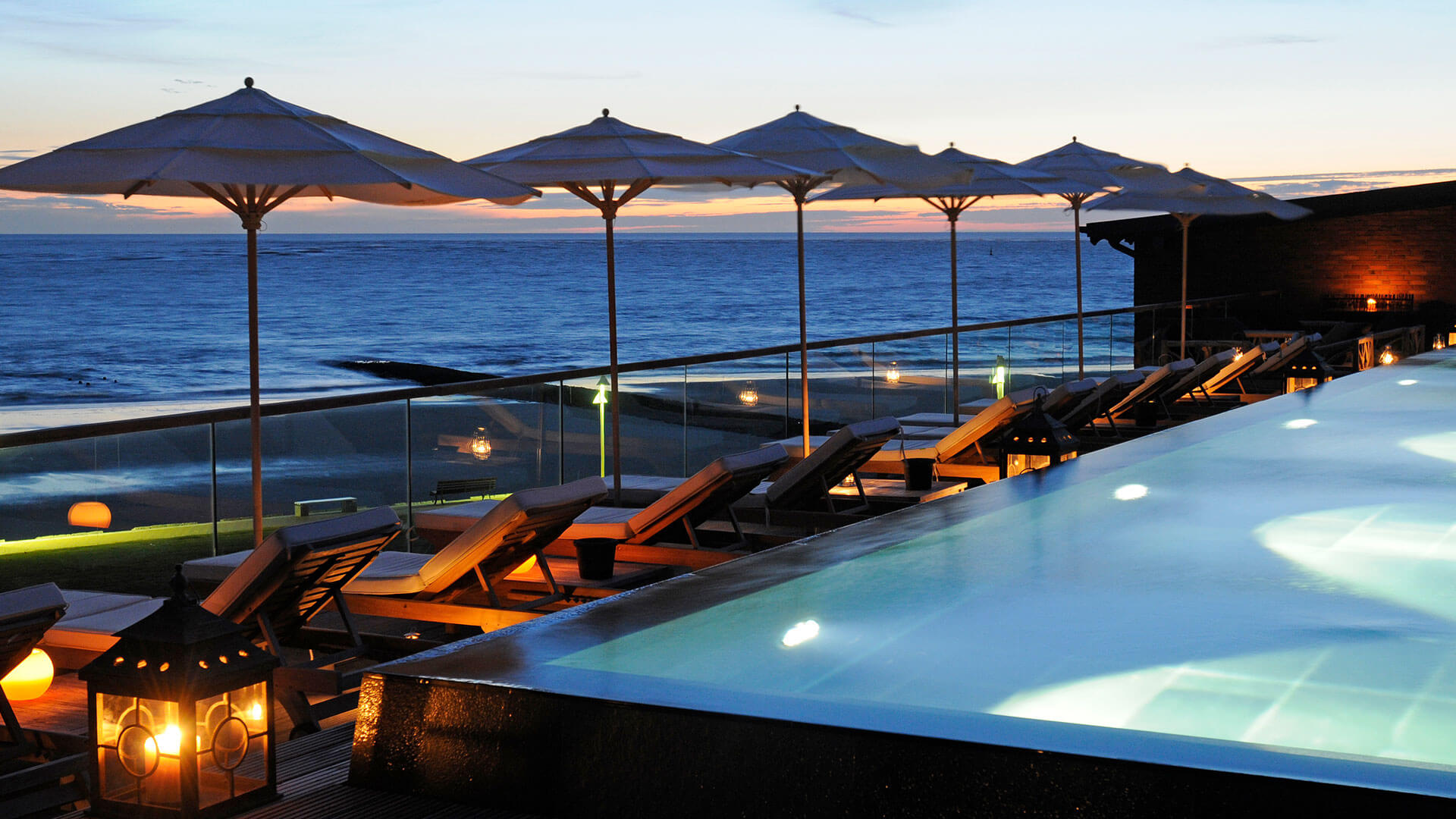 Der Rooftop Pool im Seesteg Norderney hat direkten Blick auf die Nordsee.
