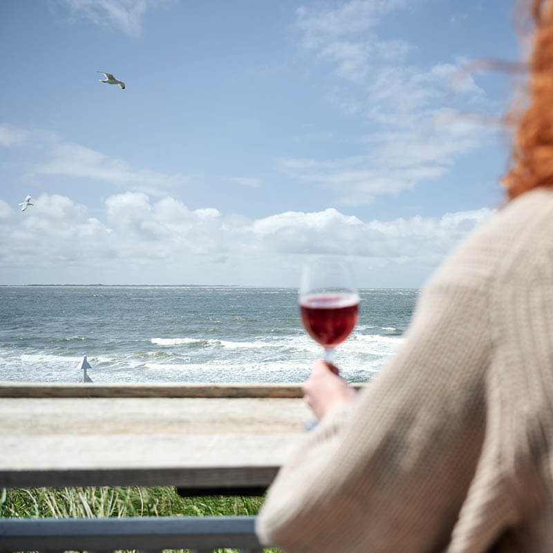 Stimmungsbild - Wein trinken mit Meerblick in der Marienhöhe Norderney