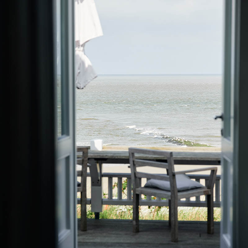 Ausblick bei leicht bedecktem Wetter von der Marienhöhe Norderney auf die Nordsee.